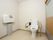 共用のトイレは車イスの人に配慮して、広々とした設計になっている。また扉は開け閉めしやすい、スライド式を採用している。