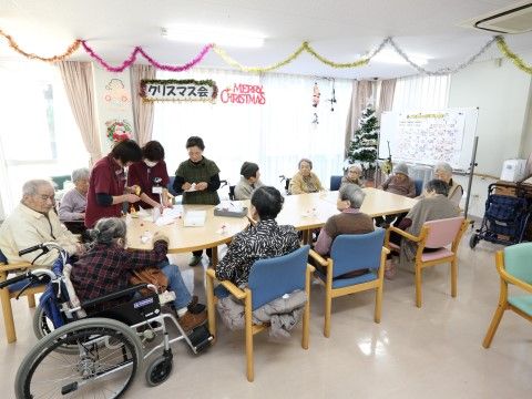 「登芙喜 心成苑（とぶき しんせいえん）」のイベント。紙工芸教室を行っている。
