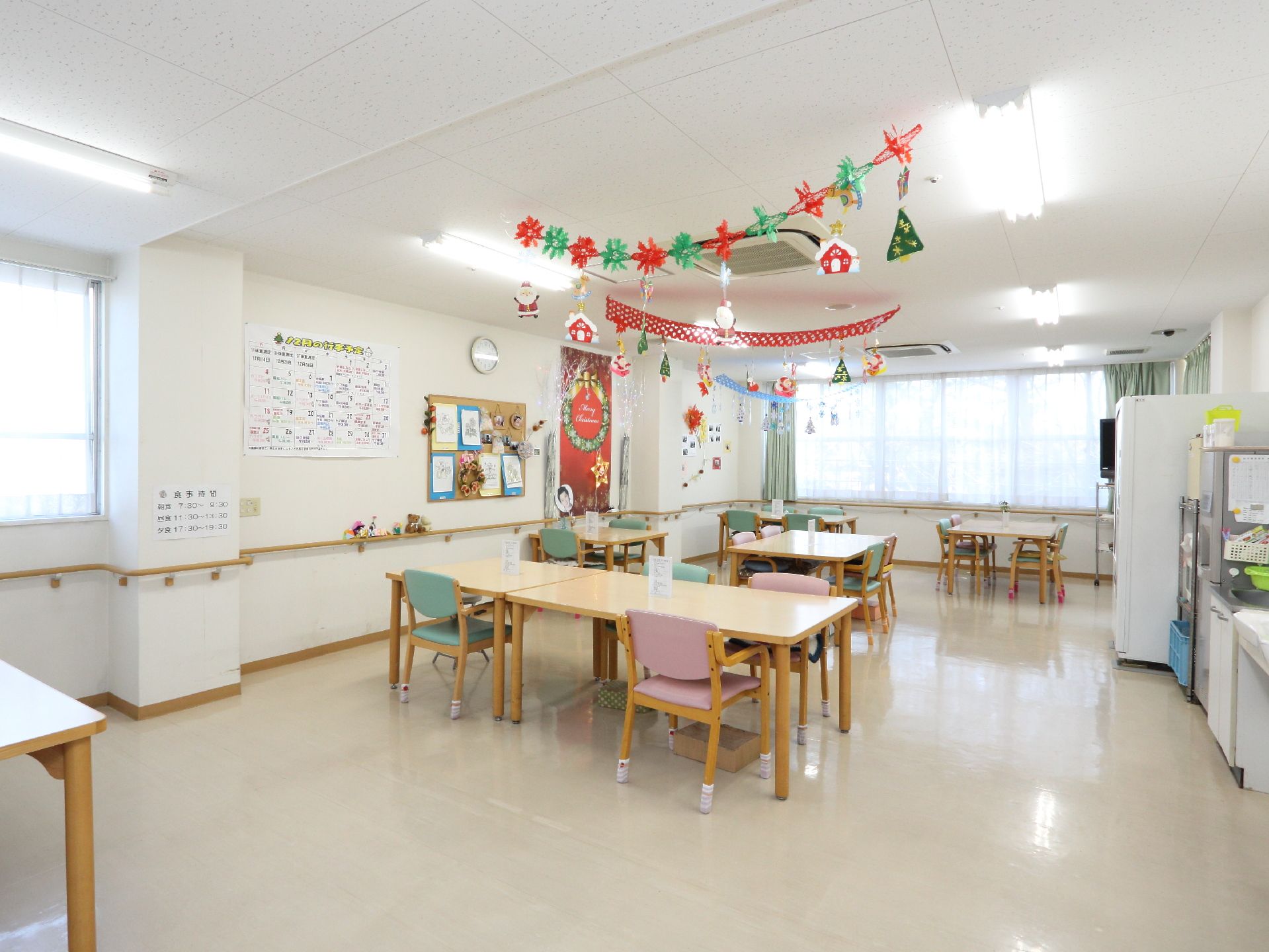 イベントがおこなわれる多目的ホールは、広々としたフロアになっている。また足の不自由な人のために、壁には手すりが取り付けられている。