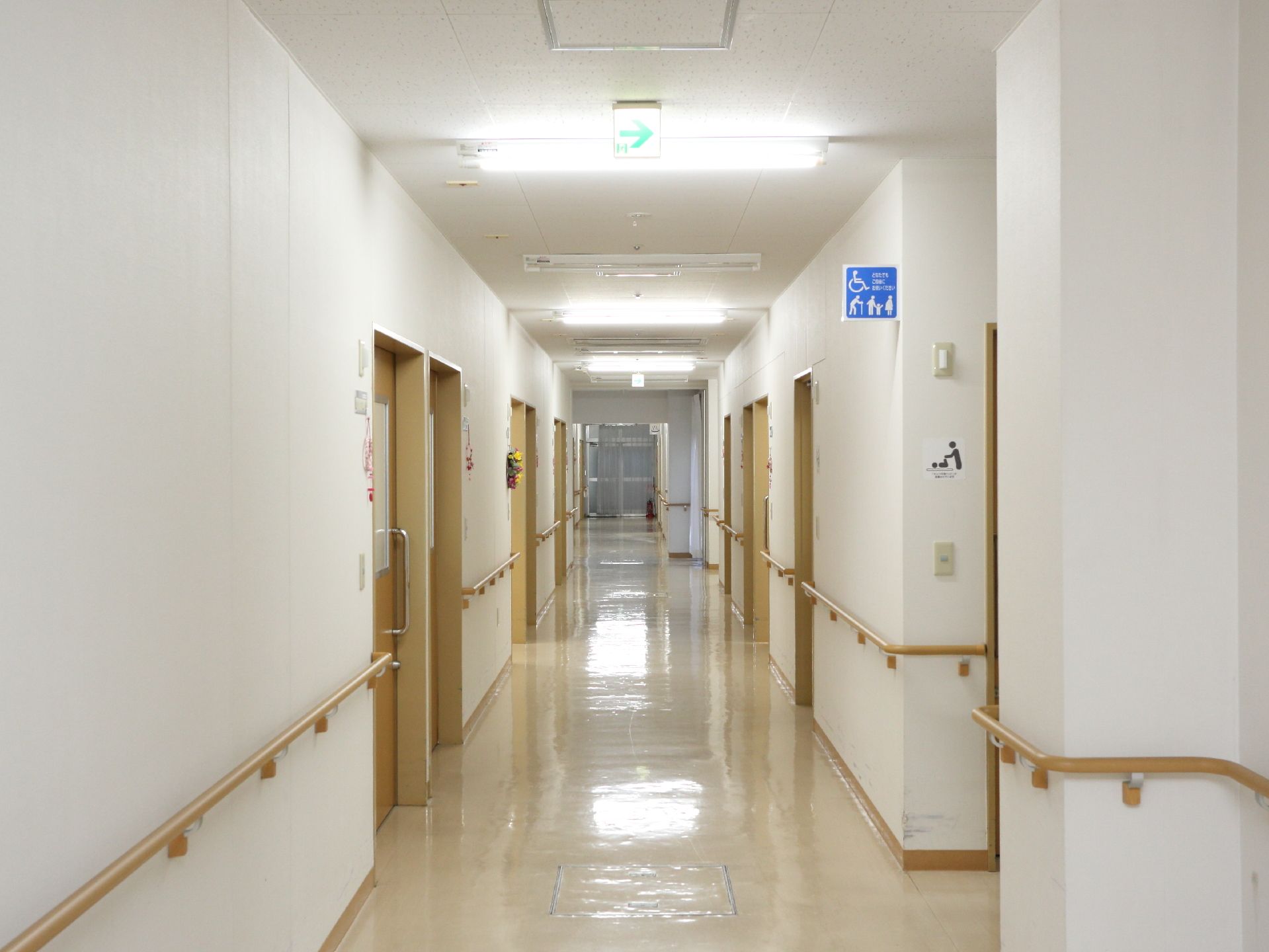 廊下は広々としたバリアフリーになっている。また足の不自由な人や高齢者のために、壁には手すりが取り付けられている。