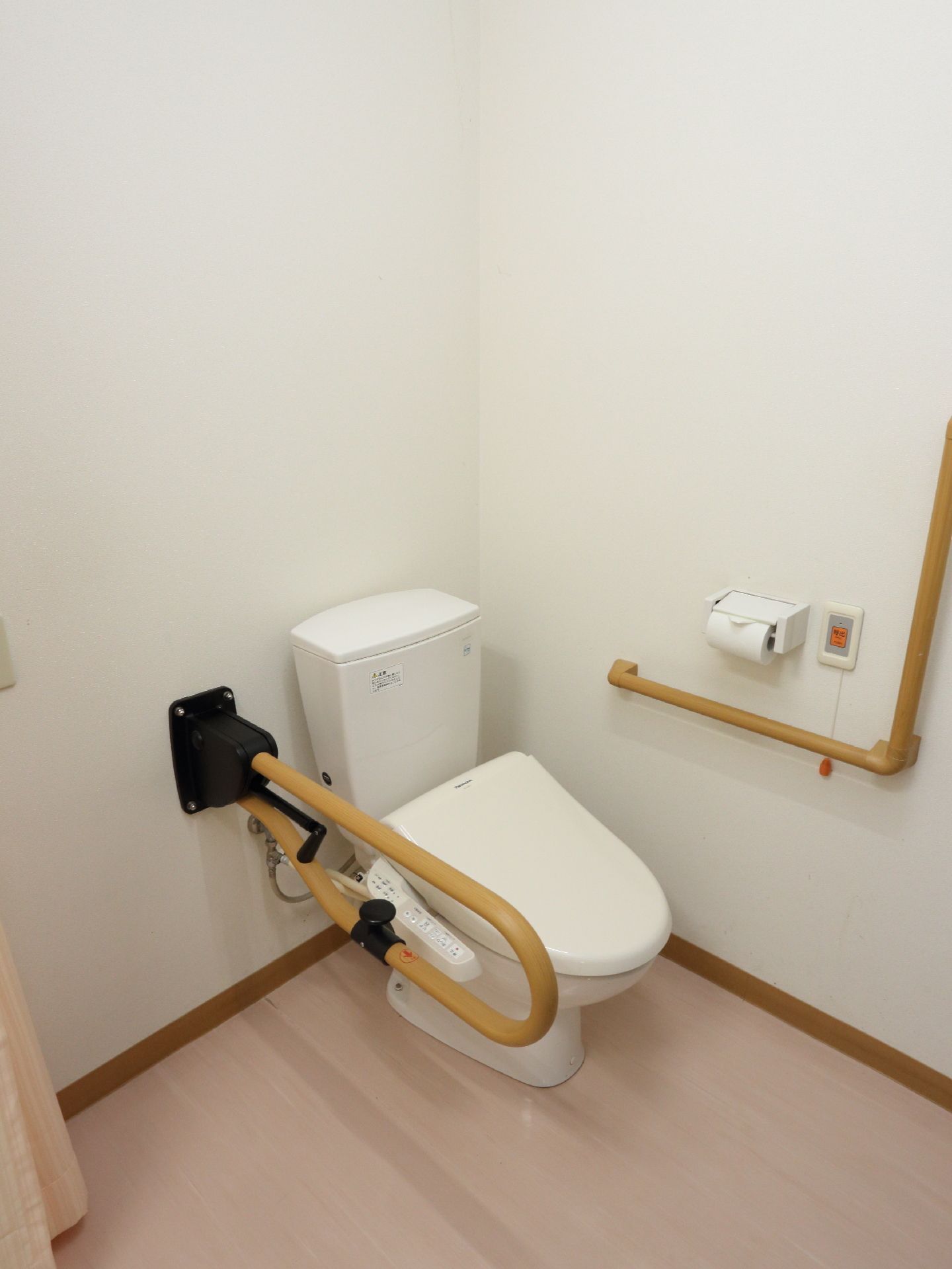 トイレにはウォームレットの付いた洋式タイプを設置している。また可動式の手すりがあり、緊急時の呼び出しボタンも備え付けられている。