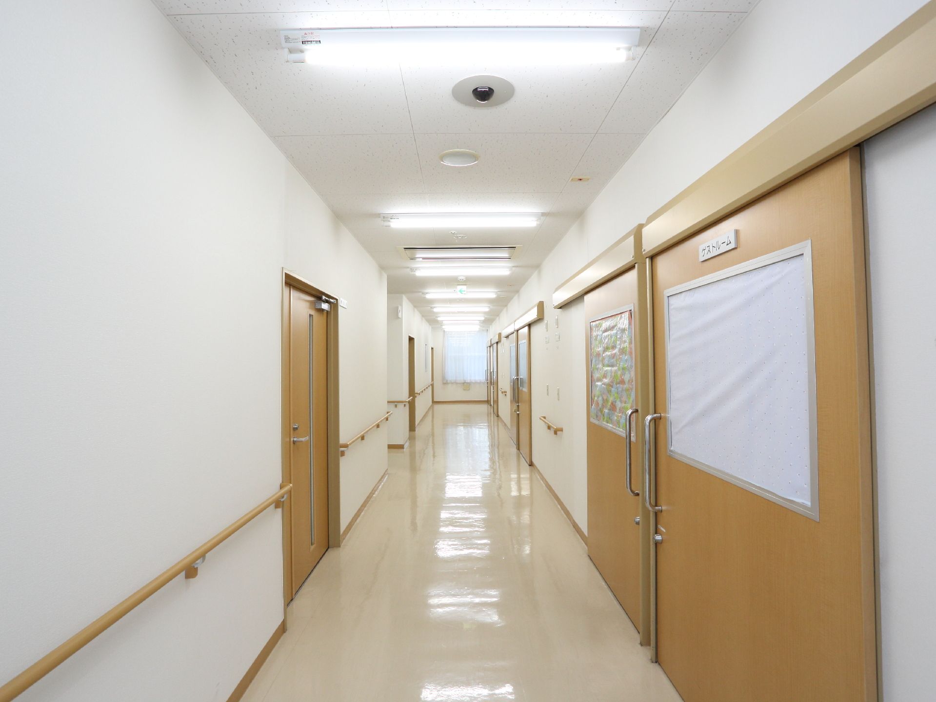 廊下は段差のないフラットな床になっている。またゲストルームに入る扉は開口部が大きい、両開きのドアを設置している。