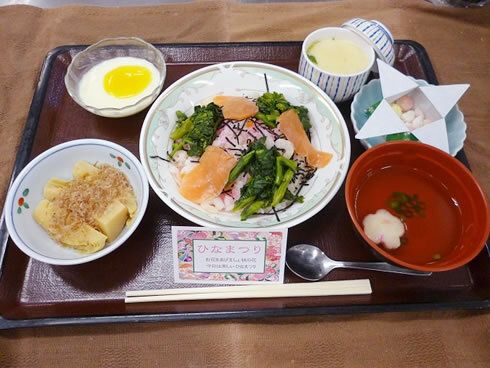 茶碗蒸しと筍の煮物や吸い物が付いたひなまつりのイベント食