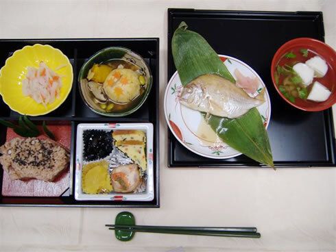 尾頭付きの鯛や赤飯、黒豆や栗きんとんの付いた特別食