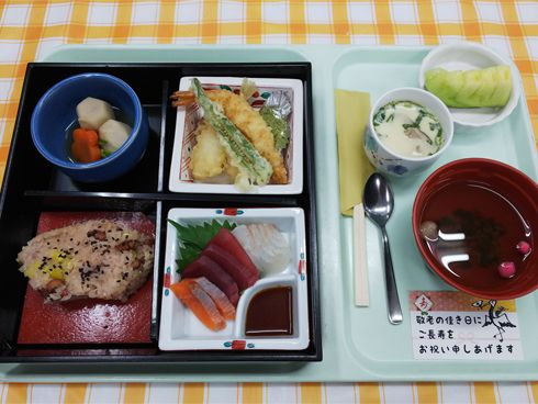 赤飯と天ぷらの盛り合わせや茶碗蒸しがセットになった敬老の日の特別食
