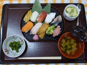 握り寿司と茶碗蒸しと味噌汁のセット