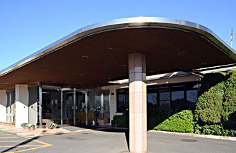 明るい入口の建物