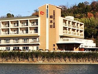 川沿いの建物外観