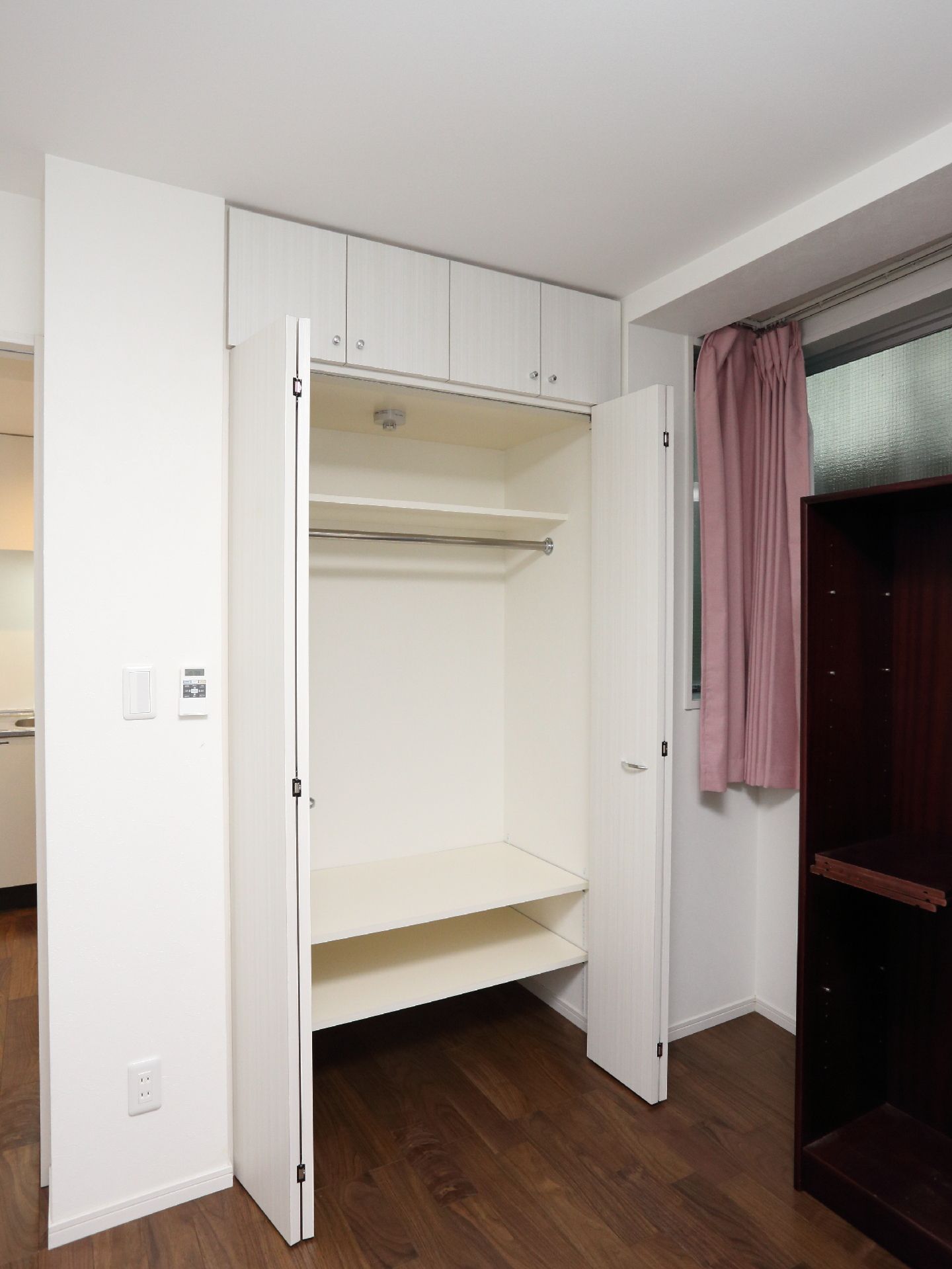 衣類を収納できるように、居室には広々としたクローゼットが用意されている。中にはハンガーレールが取り付けられている。