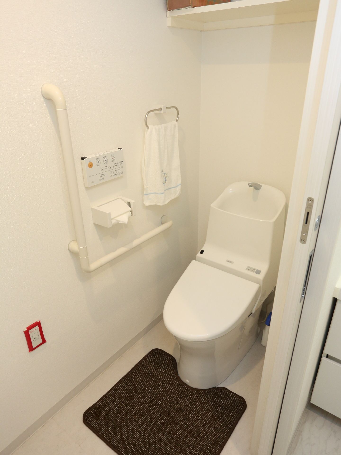 居室のトイレにはウォシュレットのついた洋式便器を設置している。またドアは開け閉めしやすい、スライド式になっている。
