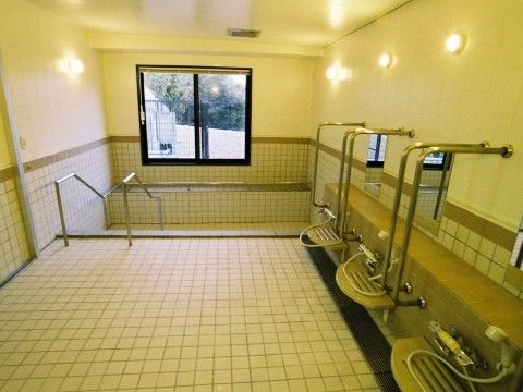 浴槽の近くには窓が付いており、外の道や街路樹を眺めながら湯船を堪能することができる。湯船から手洗い場まで手すりが付いている。