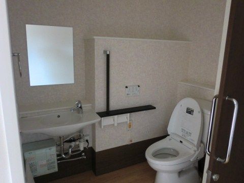 トイレットペーパーホルダーの隣に緊急通報装置が付いてあり、何かトラブルがあったときにはスタッフを呼ぶことが可能である。