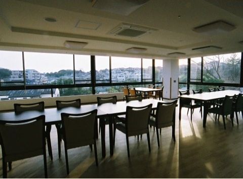 時間帯や季節によって異なる街並みを、じっくりと堪能することができる。座る場所によっても景色が異なるため、日々楽しむことが可能である。