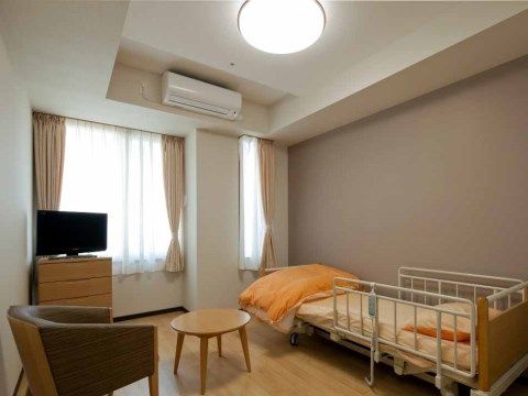 居室は窓が２ヵ所あり、明るいお部屋となっている。天井が高く広い空間なので、ゆったりとおくつろぎいただける。