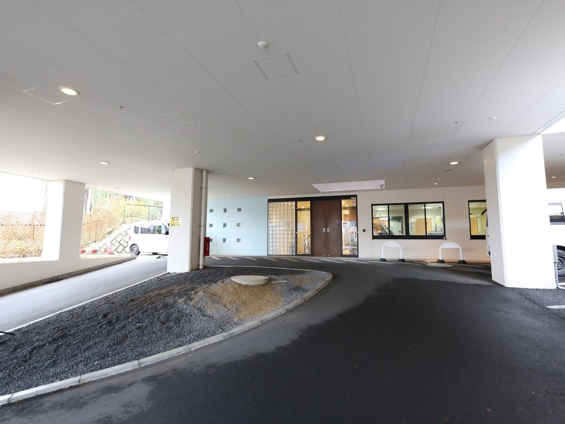 広々としたエントランスである。屋根がついていて、玄関前に車を寄せることができる。大きな窓があるスタッフルームから外の様子が確認できる。