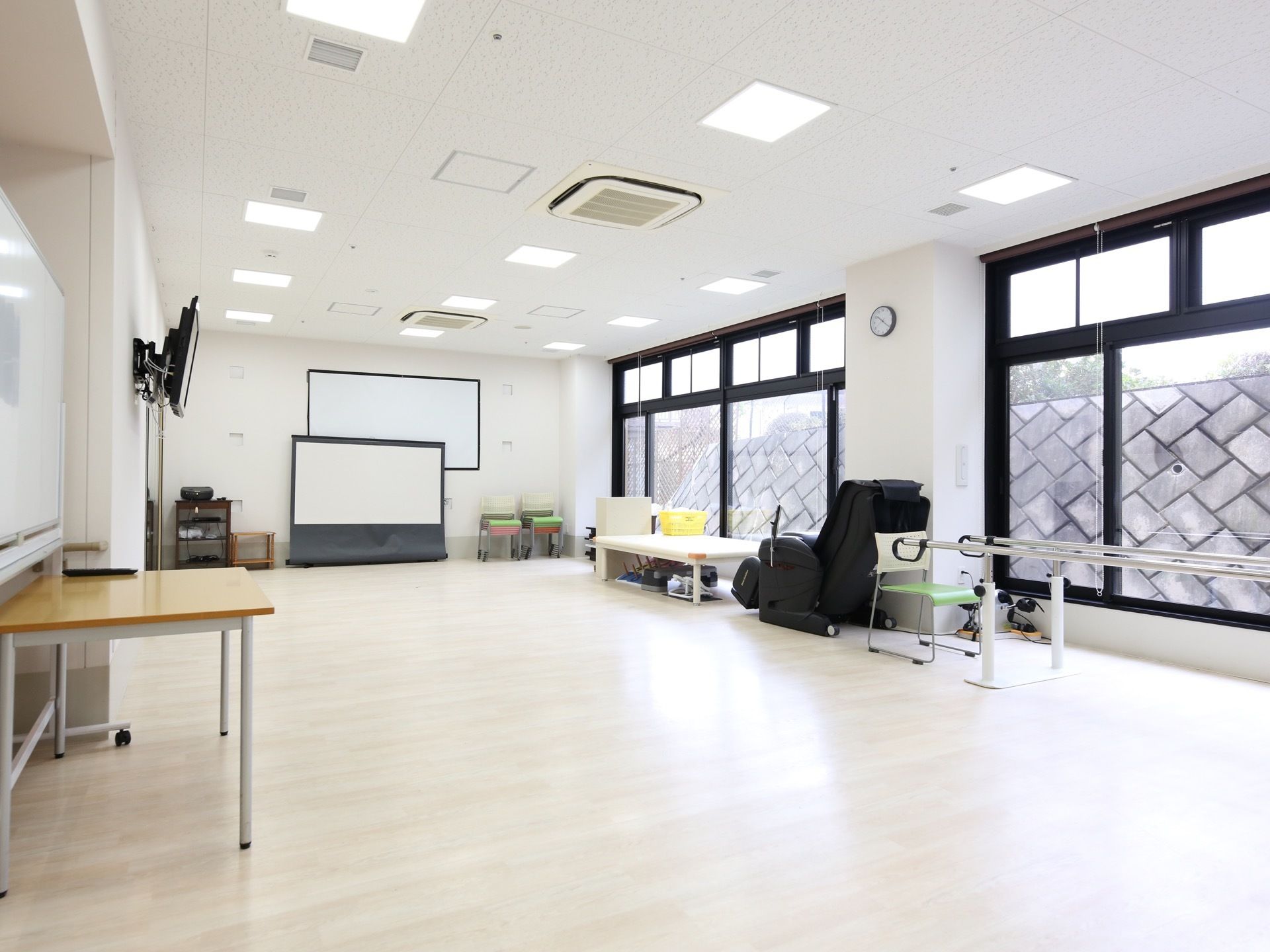 壁や床が白で統一された広い部屋である。訓練用の平行棒やステッパー、ならびにマッサージチェアなどが完備されている。