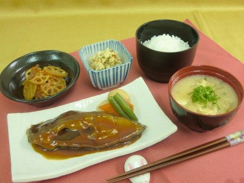 魚の煮つけ、みそ汁、ご飯、和え物など、計５皿の料理