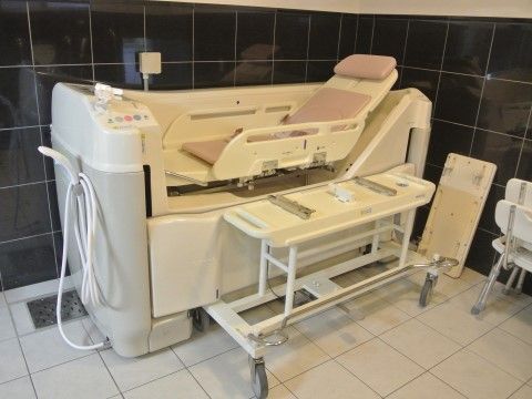 寝たきりの状態の方でも入浴できる機械浴槽がある浴室