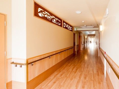 欄間のような装飾が見られ、個室のドアが並ぶ手すりのついた廊下