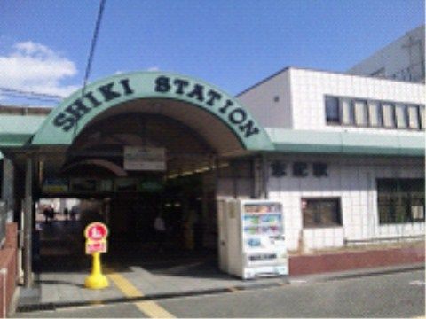 ローマ字で名前が表示され、自動販売機がある駅の入り口付近