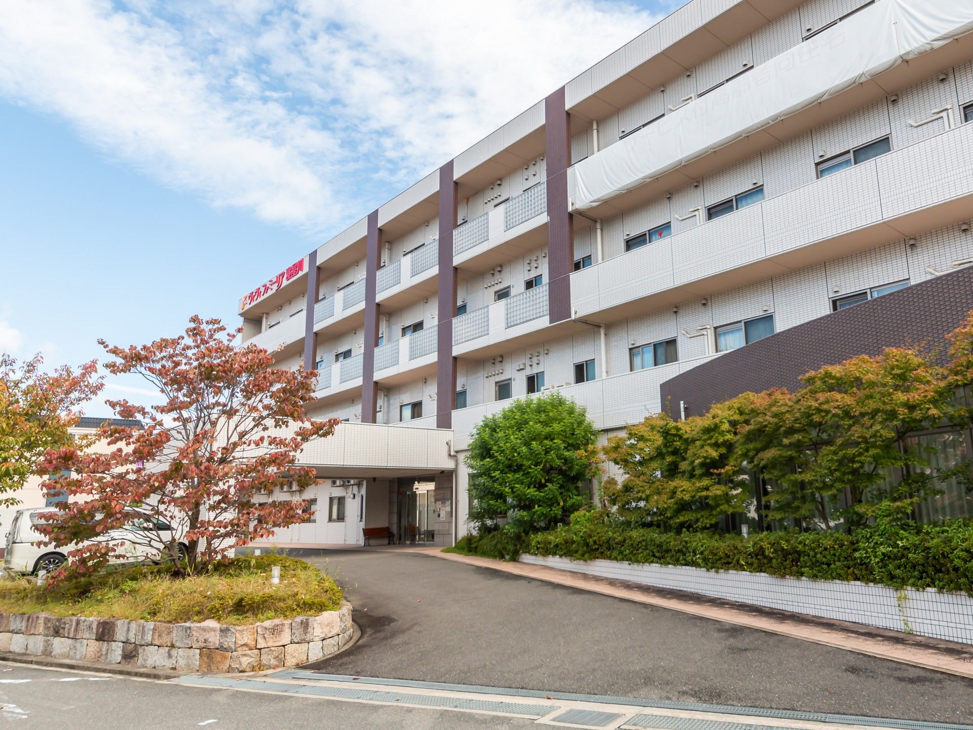明るい外観の建物入口