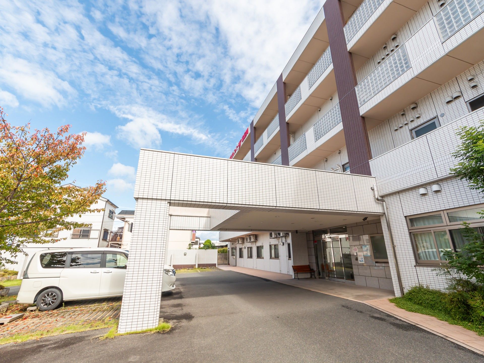 明るいエントランスの施設