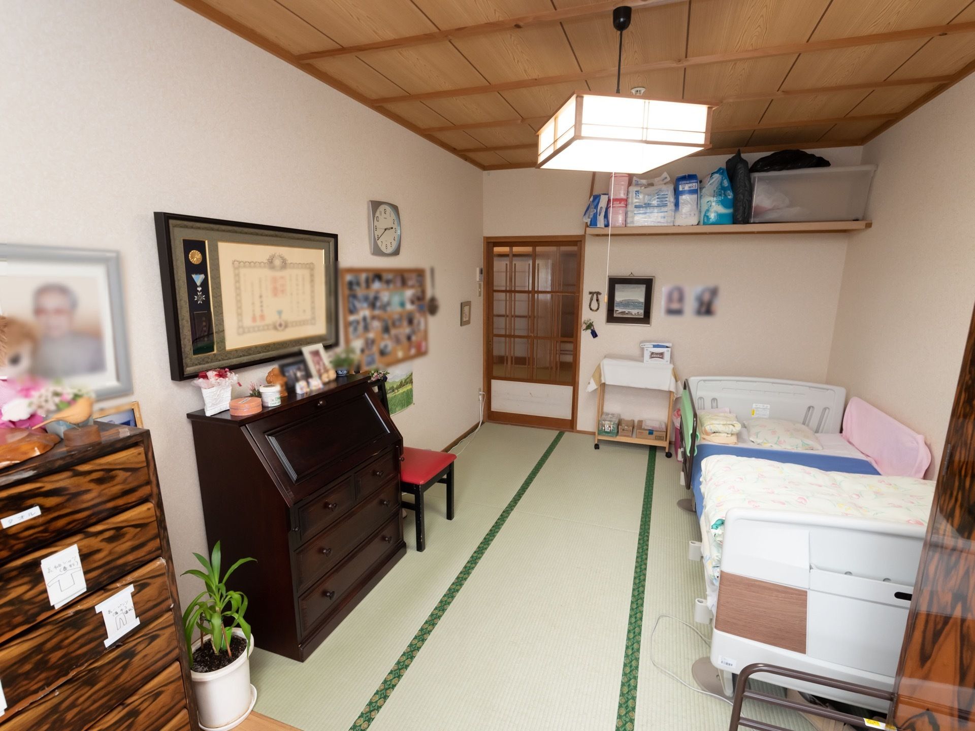 和風の天井に畳敷きの空間である。ベッドや収納家具が設置され、壁には収納棚が取りつけられており、収納スペースが豊富である。