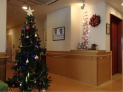 暖かみのある受付とクリスマスツリー