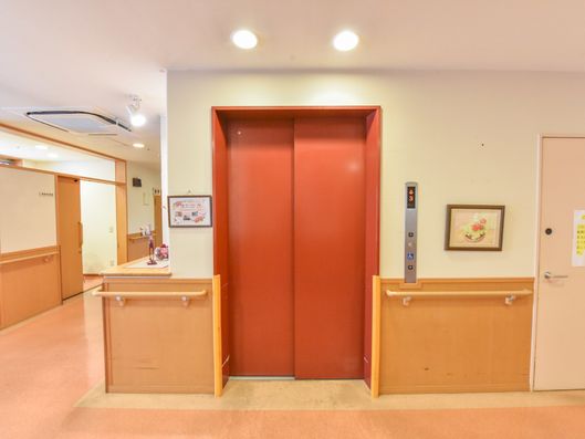 エレベーター前