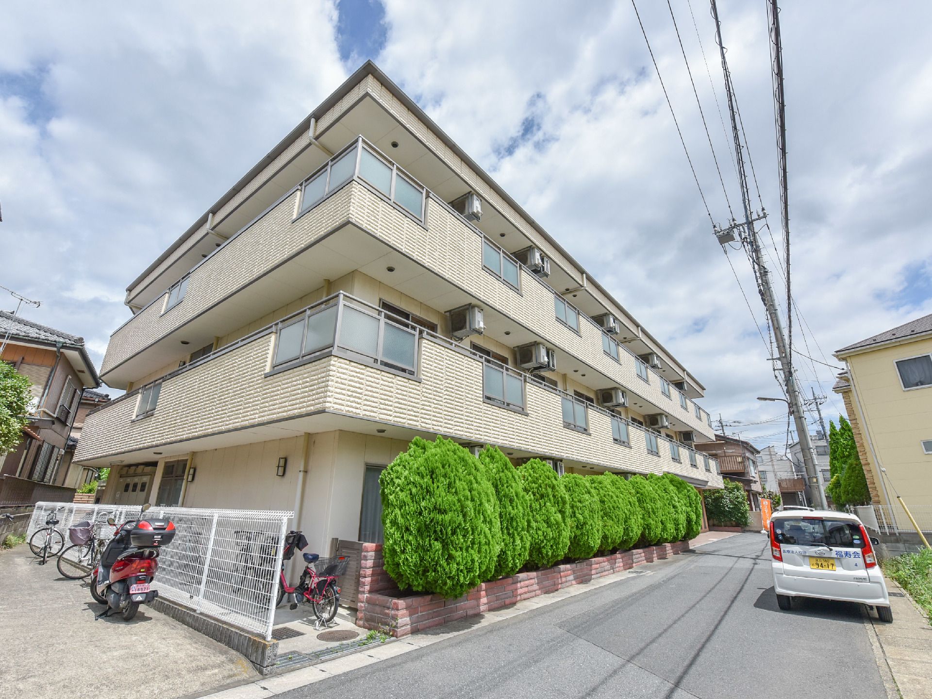 閑静な住宅街の中に位置する施設で、自宅のような雰囲気。建物前にはレンガ仕様の花壇の中に植木が一列に並べて植えてある。