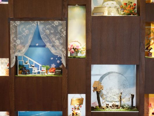 応接スペースの棚