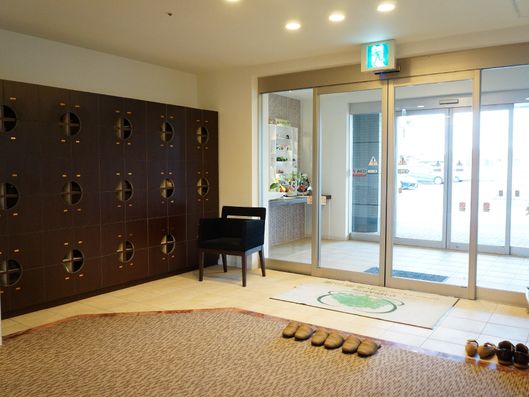 施設内からみた玄関