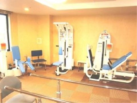 運動機器が設置されたリハビリルーム。