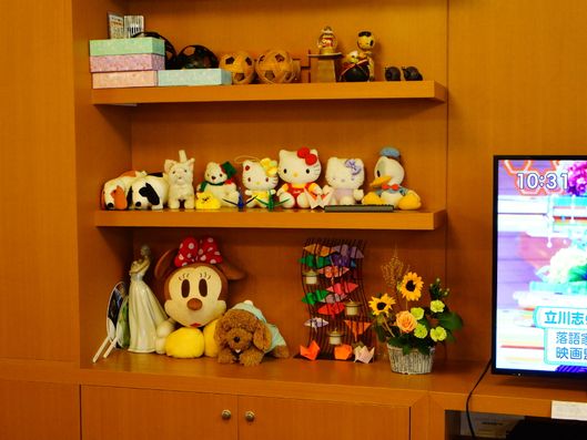 テレビ脇の飾り棚