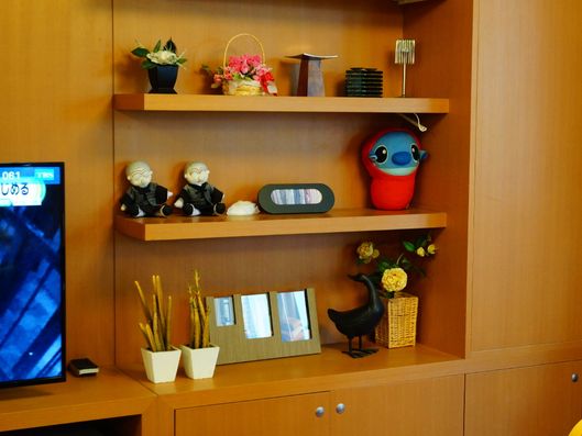 テレビ脇の飾り棚