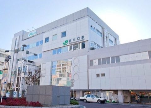 最寄りの駅は徒歩19分の西川口駅だ。駅ビルもあり、周辺もにぎわっているので散歩がてら立ち寄るのも楽しい。