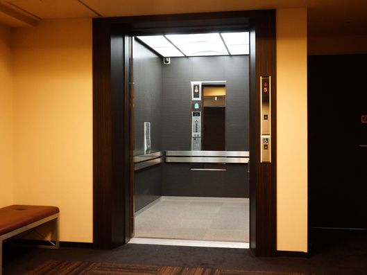 エレベーター内