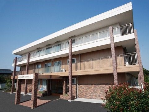 明るい日差しの居室外観