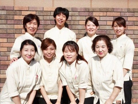 笑顔の職員集合写真
