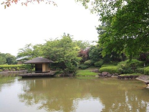 近隣の公園に大きな池があり、水辺をながめながら散策をしたり、天気の良い日には日光浴などを楽しむことができる。