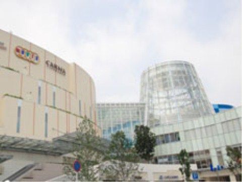 施設周辺には大型商業施設があるので、衣料品、雑貨、食料品、日用品などをご自身で選びながら買うことができる。