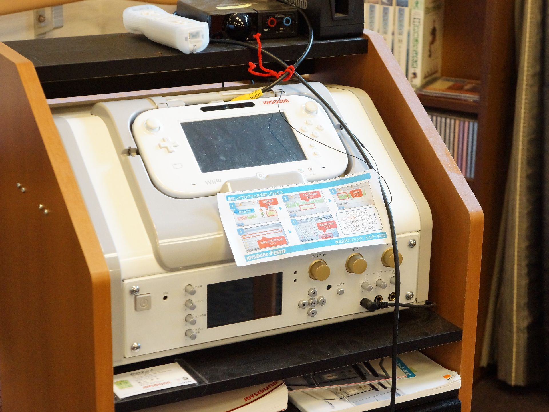 カラオケ設備があり、入所者が楽しく歌うことができる。設備は専用の棚に収容されており、本体に、使い方を表示した紙が貼られている。