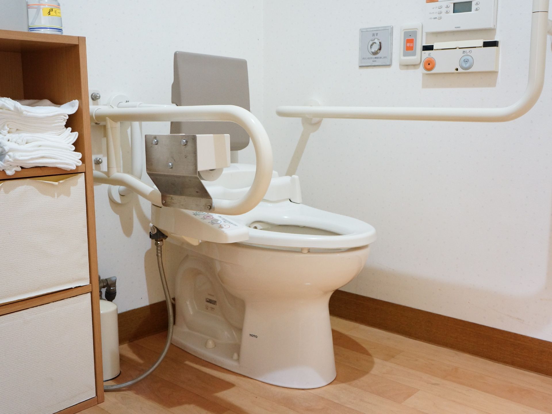 トイレには手すりやひじ置きが設置され、安全に使用できる。緊急の場合は呼び出しボタンが設置されているので安心。