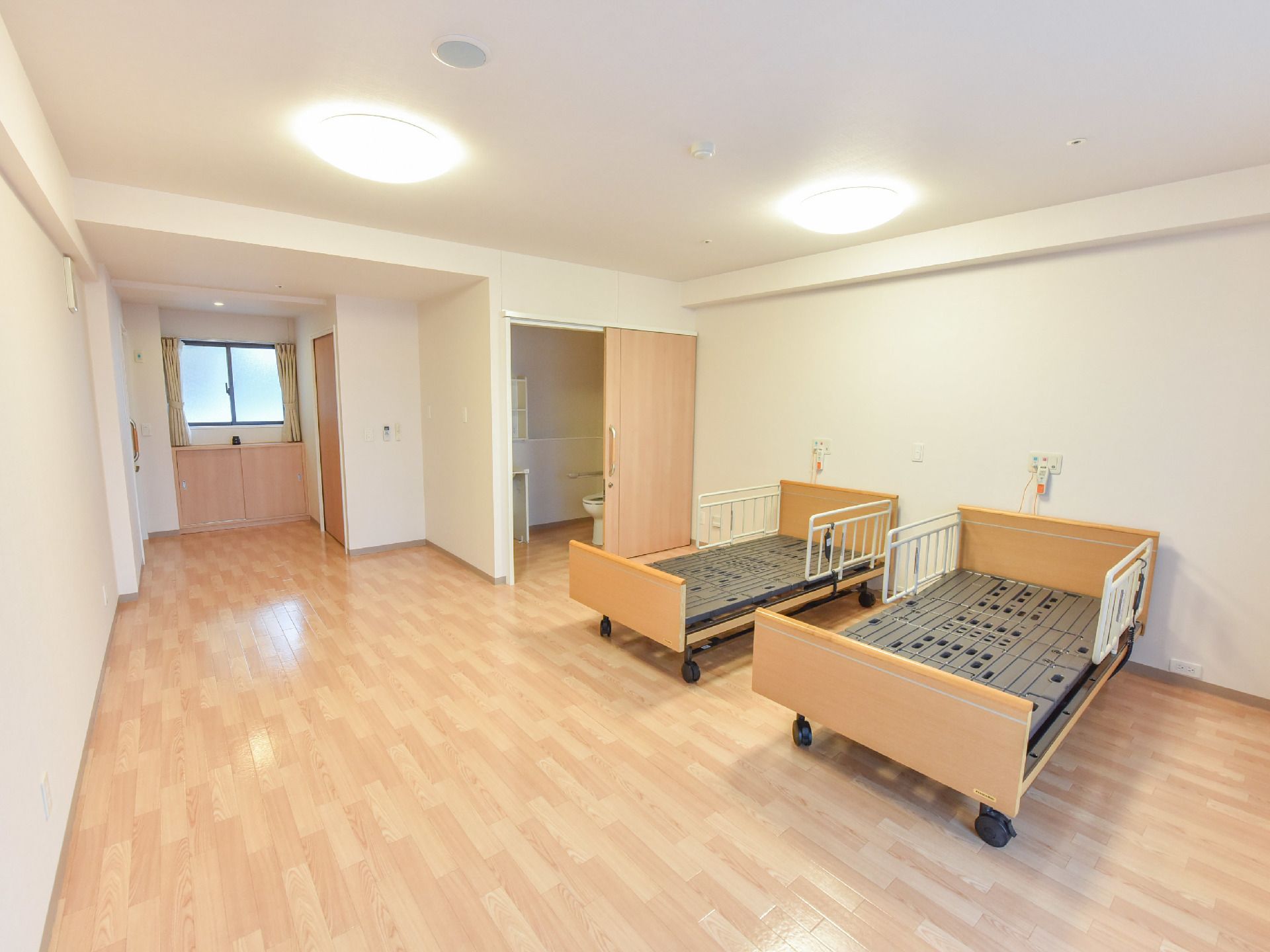 広々とした部屋には枠だけのベッドが2台並んで置かれている。ベッドには呼び出しボタンがそれぞれ取り付けられている。トイレが部屋にある。