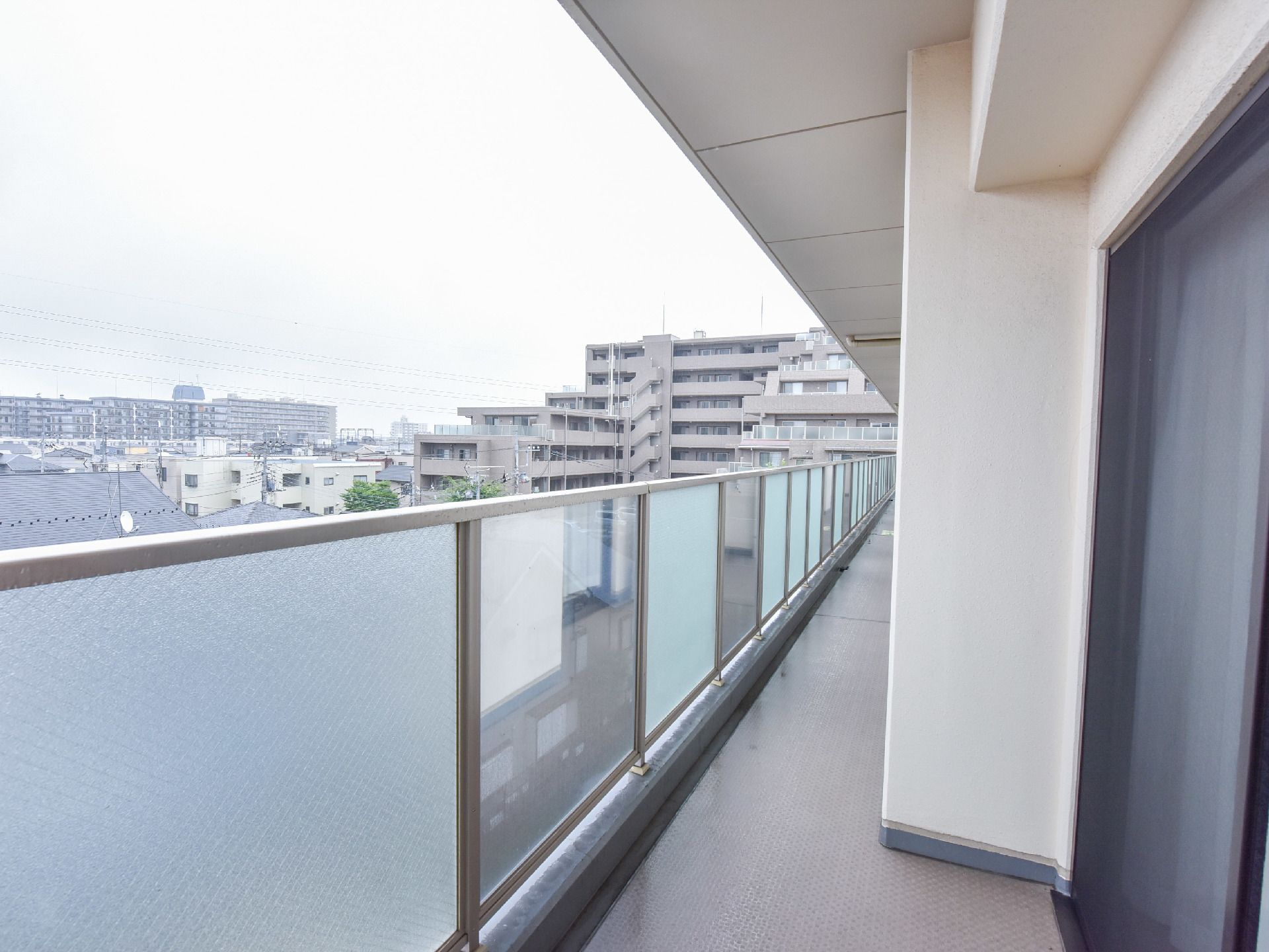 部屋のベランダには柵が取り付けられている。曇りガラスと曇っていないガラスの柵になっている。ベランダからは周りの景色が見えるようになっている。