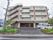 施設は5階建てになっている。ベランダ側の柵は曇りガラスになっているので外部から中が見えにくい工夫がされている。