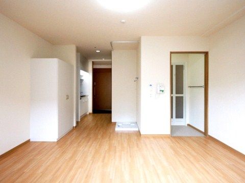 居室内にはキッチンの横に大型の収納がある。居室は広い空間があるため、これらの設備があっても十分な生活空間が確保できている。