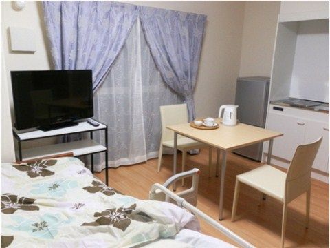 ご夫婦でお過ごしいただくための部屋も用意されている。ダイニングテーブルと家族用冷蔵庫が設置されている。