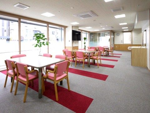 多目的室の道路側には単板の透明ガラスが設置されており、食事の際などには外部を眺めることができ、採光も確保されている。