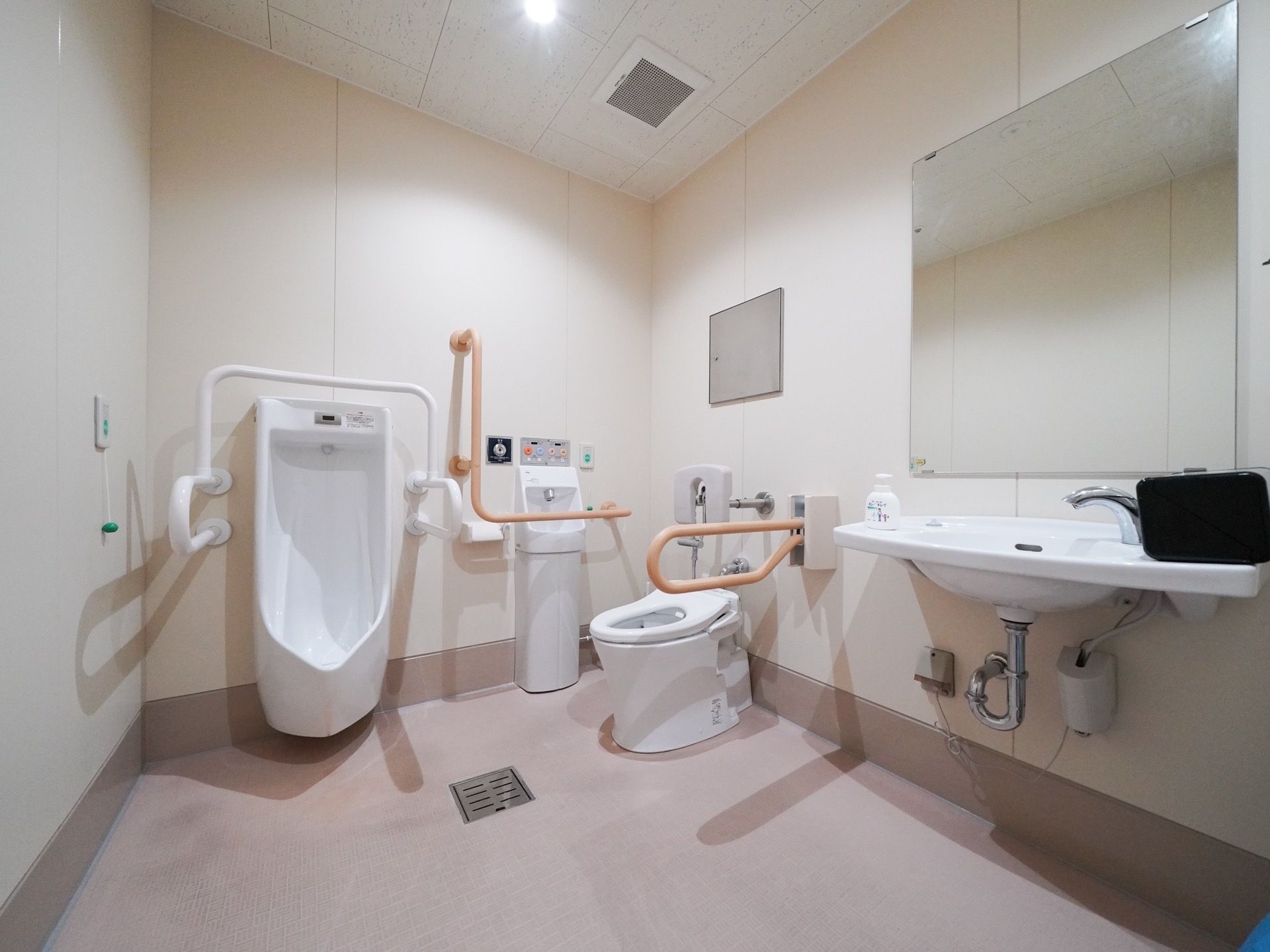 トイレには男性用便器と洋式トイレが設置されている。壁には手すりが複数ついており、つかまりながら安全に利用することができる。